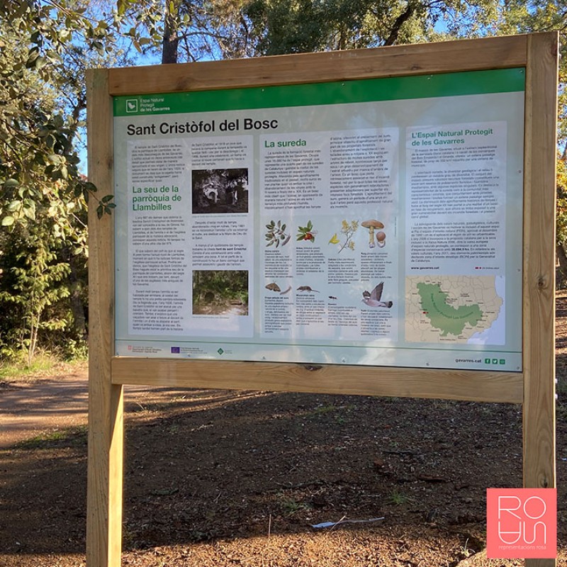 Cartellera de fusta sense teulada per espais naturals protegits